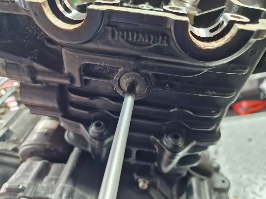 Speed Triple 955i Engine Strip - Removing the Head
